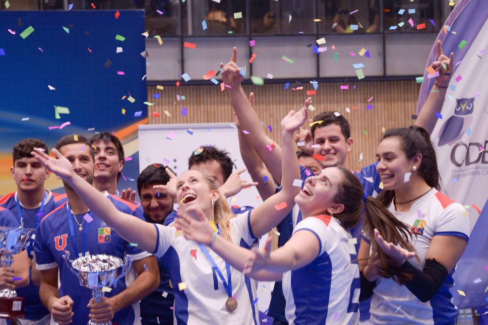 El equipo femenino levantó la copa luego de derrotar a la Pontificia Universidad Católica de Valparaíso.