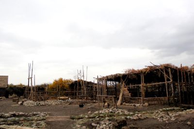 La antigua Plaza de Armas, la primera catedral, la casa de Pedro de Valdivia y una cayanca son parte de la infraestructura que recrea el agreste entorno de Santiago al inicio de la Colonia.