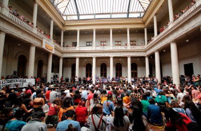 "Qué duda cabe de que es un fracaso de la democracia que no podamos, en conjunto, encontrar una base que nos permita dialogar, y que en vez de eso tengamos que recurrir a la fuerza", agregó.