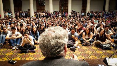 "Podemos dar la batalla en términos de la defensa de la democracia, en términos de integrar a un país, en términos de restablecer un sistema solidario en el que el prójimo nos importe", finalizó.