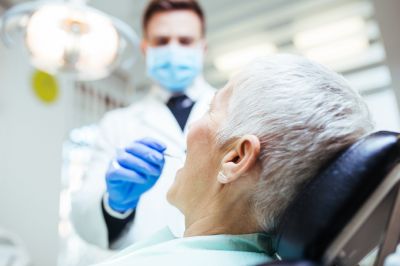 El 81% de las personas mayores de 65 años, tiene menos de 20 dientes, por lo que no se puede hablar de una funcionalidad bucal completa. Las enfermedad más frecuente es el daño periodontal.