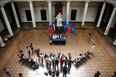 En el Patio de Bello de la Casa Central de la Universidad de Chile, se realizó el punto de prensa para anunciar el plan de acción frente a los múltiples traumas oculares. 