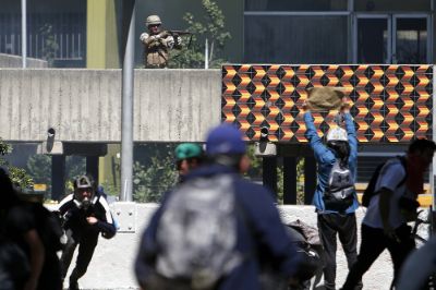 La iniciativa, que este martes fue firmada para su presentación ante el Congreso, buscaría desplegar a los militares para que Carabineros se concentre en su labor de seguridad social.