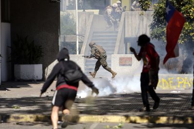 En la práctica, "estaríamos estableciendo una situación excepcional como regla, ya que podría significar tener militares en forma indefinida resguardando esta infraestructura", señala Adolfo González.