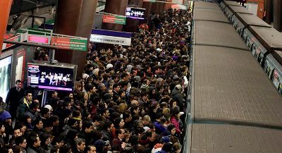 En un sistema de transporte público como el de Santiago, articulado en base a la interacción de buses y metro, la suspensión del tren subterráneo colapsó la ciudad después del 18 de octubre.