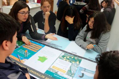 La aplicación -su usabilidad, secciones, diseño y colores- fue elaborada durante el 2019 por el equipo de HumeLab, junto a docentes y estudiantes de colegios de Algarrobo y Pichilemu.