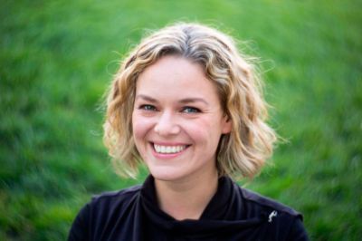 La directora ejecutiva de Wikimedia, Katherine Maher, será la principal oradora del conversatorio "Derechos Humanos en contextos de crisis: el rol de los medios y plataformas digitales" .