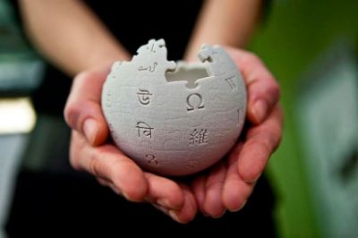 La Fundación Wikimedia es una organización sin fines de lucro que que funciona como matriz de Wikipedia y plataformas similares como Wikinoticias, Wikcionario, Wikilibros, Wikiquote, entre otras.