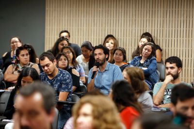 La docente compartió sus experiencias formativas con las y los participantes de la Jornada Intensiva del Programa Indagación Científica para la Educación en Ciencias (ICEC) y docentes de LLay-Llay.