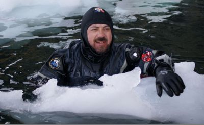 El impacto del cambio climático sobre algas, fauna y microorganismos de la Antártica es el foco de este proyecto liderado por el profesor de la Facultad de Ciencias, Elie Poulin.