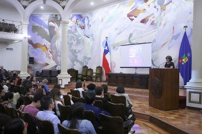 La coordinadora de la Cátedra Amanda Labarca, Roxana Pey, fue otra de las oradoras de la ceremonia que se refirió al papel de las mujeres en el momento actual.