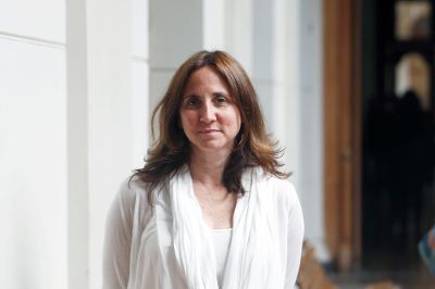 La profesora Claudia Heiss, quien es jefa de la carrera de Ciencia Política del Instituto de Asuntos Públicos.