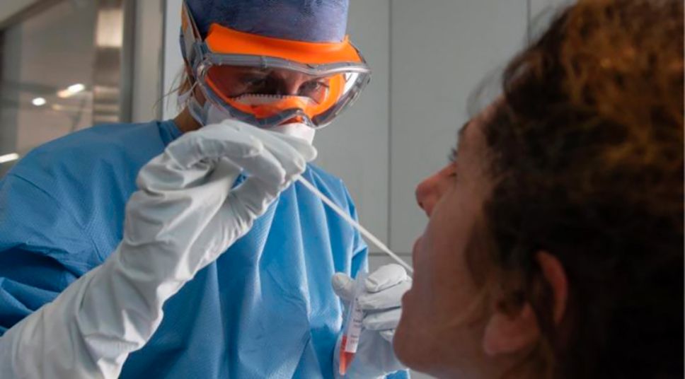 Según el experto,la detección precoz y aislamiento de casos, y el distanciamiento son clave para aplanar la curva de contagios.