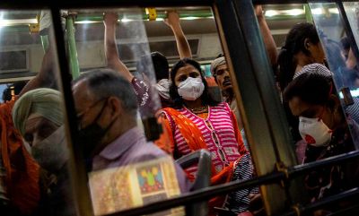 Mascarillas que tapen boca y nariz, uso de anteojos o antiparras y mantener un metro y medio de distancia con otras personas son las recomendaciones para quienes deben salir al exterior. 