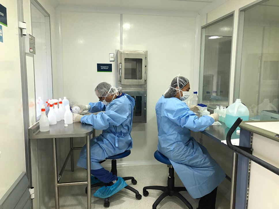 Mónica Jeria, del Servicio de Farmacia del Hospital Clínico de la U. de Chile (HCUCH), es una de las integrantes del equipo dedicado a esta labor. 