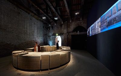 Imagen del pabellón chileno en la Bienal de Arquitectura de Venecia 2018, donde Alejandra Celedón estuvo a cargo de la muestra Stadium, sobre el cambio en la política de viviendas sociales en 1979.