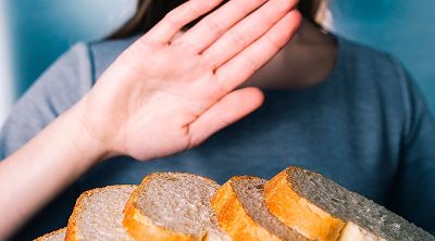 La enfermedad celíaca es una patología multisistémica provocada por el gluten, proteína presente en el trigo, la cebada y el centeno, que genera daño en el intestino delgado.