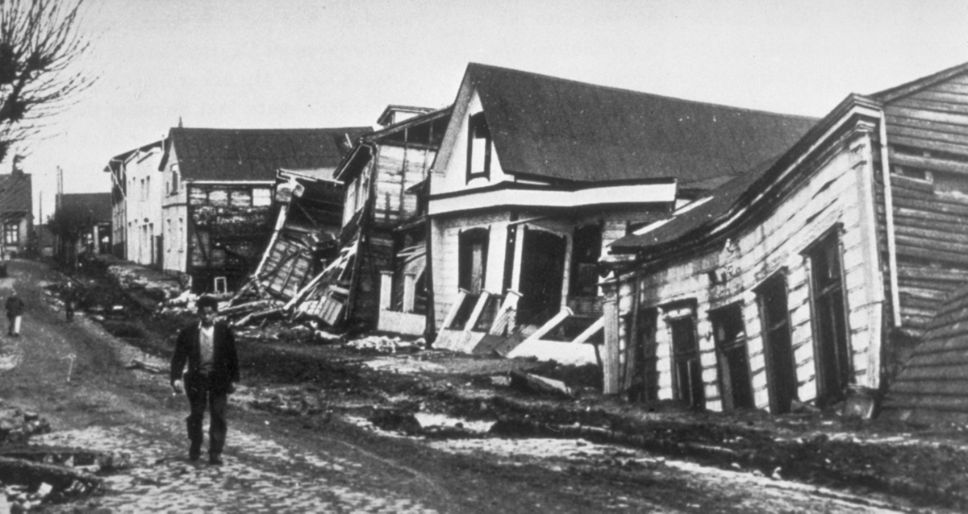 9.5 fue la magnitud del megaterremoto de Valdivia que en 1960 azotó durante más de cinco minutos a nuestro país. Provocó además un tsunami que se desplazó a más de 750 km/h por el Océano Pacífico. 