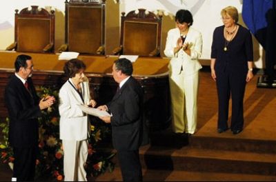 En 2007 recibió a manos del entonces, vicepresidente del Senado Universitario, Ennio Vivaldi, la Medalla Senado Universitario en reconocimiento a su persona y compromiso con la U. de Chile.