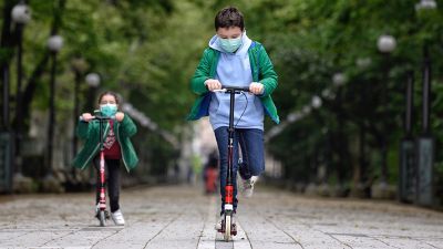 "Lo prioritario es desconfinar las voces y las experiencias de los niños", plantea el académico.