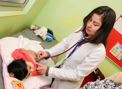 La medicina familiar juega un rol crucial debido a su formación profesional orientada a desarrollar habilidades y competencias en constante apoyo hacia las comunidades. 