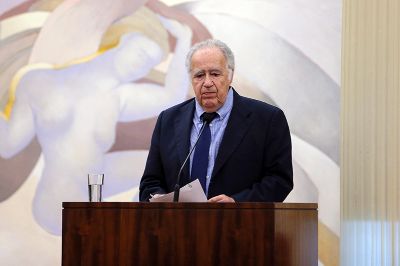 El profesor Acevedo recibió la medalla rector Juvenal Hernández Jaque  de la U. de Chile el 2019.