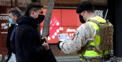 Identificó además dos tipos de experiencia en los extremos, la de hombres mayores, con una vivencia más bien positiva; y la de jóvenes y mujeres de menores ingresos, en un polo negativo.