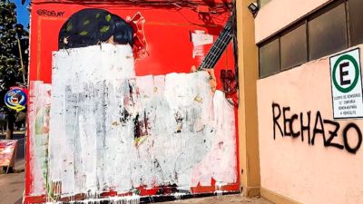 A fines de septiembre el mural de Mon Laferte apareció borrado con pintura blanca y la palabra "rechazo" en la muralla aledaña.