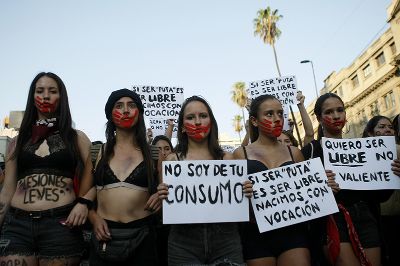 Con diversos movimientos de la época, Elena Caffarena organizó ara las mujeres de la época, organizó reuniones masivas y actos públicos inéditos para esos años.