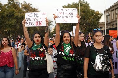 El legado y la influencia de Elena Caffarena lo siguen encontrando los movimientos de mujeres feministas que salen a las calles.