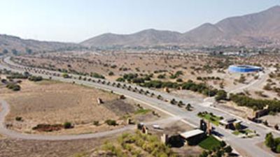 En el texto, se abordó la importancia de contar con un Centro Productor de Vacunas para Chile, iniciativa que se está desarrollando en el Parque Laguna Carén.