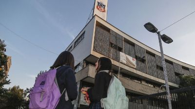 En marzo se anunció que por primera vez en su historia el Instituto Nacional aceptaría a alumnas mujeres, se matricularon 156 niñas a séptimo básico.