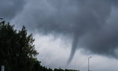 El enjambre de tornados, consistente en siete tornados diferentes, ocurrió en medio de condiciones climáticas severas que también incluyeron relámpagos, lluvias intensas y granizo grande.