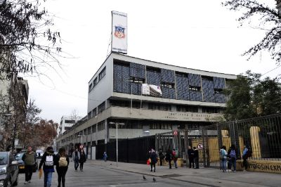 La ceremonia contó con la participación de integrantes de la comunidad del Instituto Nacional, a partir del trabajo conjunto que se realiza con académicsos y académicas de la U. de Chile.