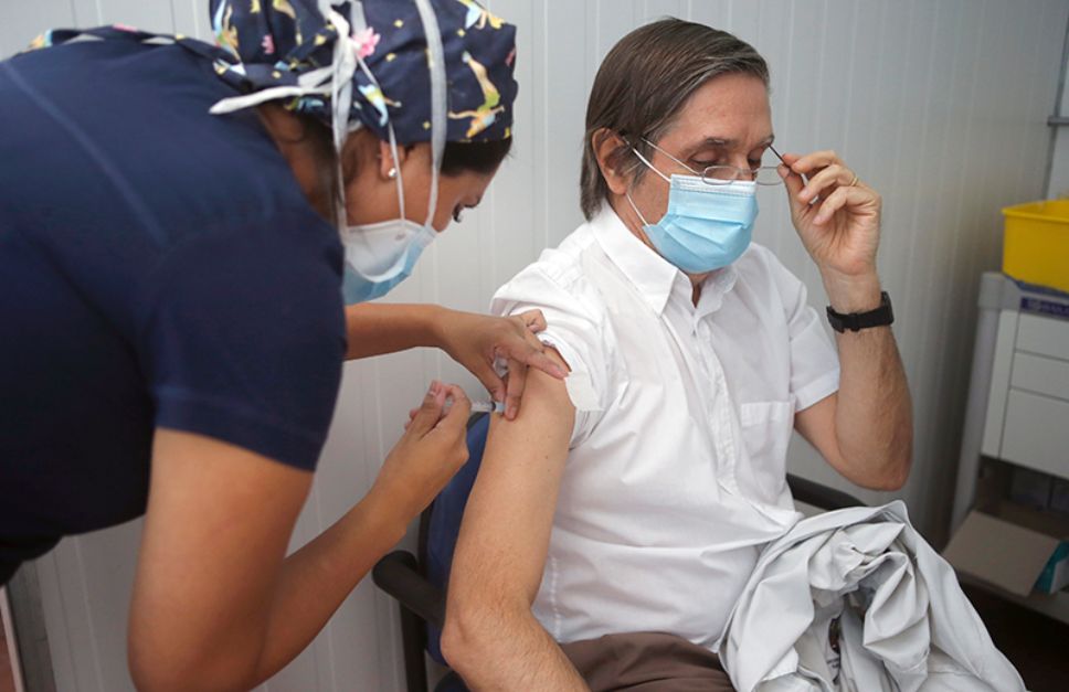 La Dra. Crispi advierte que la efectividad de la vacuna Sinovac no es de un 100 por ciento para evitar los contagios y que las personas inoculadas pueden seguir propagando el virus.