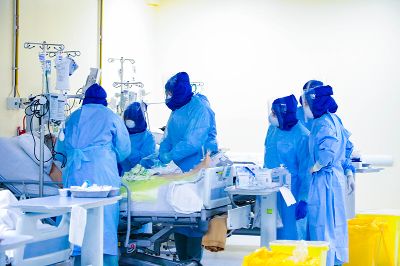 Con datos del Ministerio de Ciencia, se trazó el promedio de edad de los pacientes con COVID-19 ingresados a las UCI de los hospitales durante la pandemia.