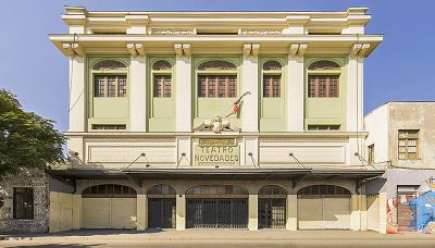 Fachada del Teatro Novedades, que aún sobrevive en el Barrio Yungay.