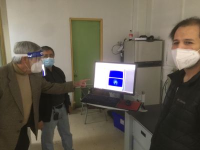 El profesor Eduardo Soto y el decano Arturo Squella en el momento de la instalación del equipo en la Facultad de Ciencias Químicas y Farmacéuticas.