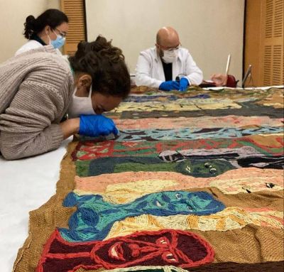 La obra "La huelga de los campesinos" se encuentra en proceso de restauración en la sede del Parque Forestal del MAC de la U. de Chile.