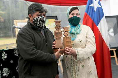 La embajadora El-Ghali junto al escultor Antonio Paillafil