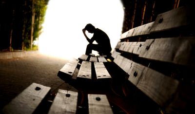 El suicidio es un problema de salud pública complejo y multidimensional en el que intervienen diversos factores: psicológicos, ambientales, sociales y biológicos.