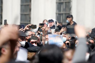 Miles de personas despidieron al músico y escritor en las calles de Santiago este lunes 27 de septiembre. 