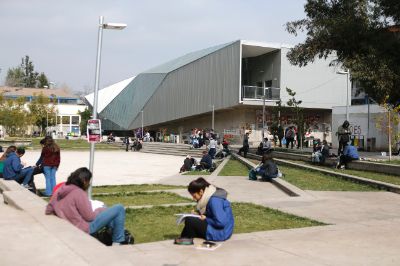 La nutrida programación de la Feria contempla charlas sobre todas las carreras y temas transversales como financiamiento u orientación vocacional, entre muchos otros, además de recorridos por la U.