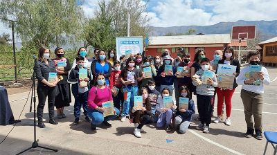 El libro, lanzado en Putaendo junto a estudiantes y diversas instituciones, define también conceptos como gobernanza y derecho humano al agua.