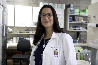 La profesora Verónica Palma encabeza un proyecto que busca generar un tratamiento terapéutico que reduzca o elimine las lesiones, mejorando la calidad de vida de los pacientes.