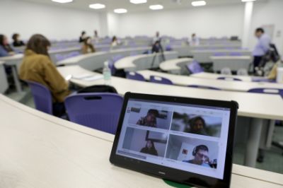 A través de sus vicerrectorías de Asuntos Académicos y de Tecnologías de la Información, la U. de Chile lanzó documento y curso en línea que orientan la docencia universitaria mediada por tecnologías.