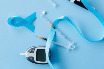 La Diabetes Tipo 1, suele diagnosticarse principalmente en niños y adolescentes, comienza en forma repentina y se produce por la falta de insulina producto de un trastorno autoinmune.