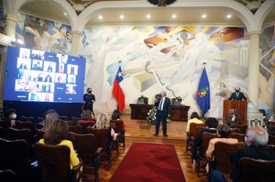 Con una ceremonia híbrida se realizó este mediodía la entrega de la Medalla 40 años de Servicio. 