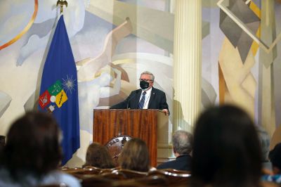 El Rector Vivaldi destacó la fidelidad, lealtad y compromiso que han mostrado los homenajeados con nuestro plantel durante estas cuatro décadas. 