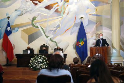 En representación de quienes recibieron este reconocimiento, también intervino el profesor Rodrigo Valenzuela, quien hizo un repaso sobre el rol transformador de la Universidad en estos años.